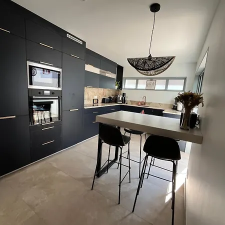 Maison Renovee Avec Patio A Pied